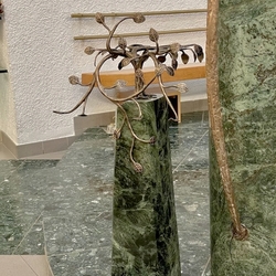 Buchständer in der Kirche mit künstlerischem Design Buchständer in der Kirche mit künstlerischem Design