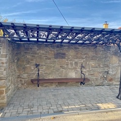 Kunstwerk – die Haltestelle der öffentlichen Verkehrsmittel in Ve¾ký Šariš in der Slowakei wurde von den Gebrüdern Polohovci Kunstwerk – die Haltestelle der öffentlichen Verkehrsmittel in Ve¾ký Šariš in der Slowakei wurde von den Gebrüdern Polohovci