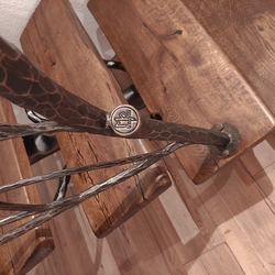 Detail eines luxuriösen handgeschmiedeten Geländers mit dem Logo des Kunstschmiedeateliers UKOVMI Detail eines luxuriösen handgeschmiedeten Geländers mit dem Logo des Kunstschmiedeateliers UKOVMI