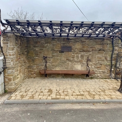 Haltestelle des �ffentlichen Verkehrs als Kunstwerk � geschmiedet f�r Ve�k� �ari� � Kana�