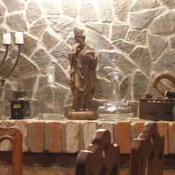 Menora-Kerzenhalter und Weinhalter, hergestellt in der Kunstschmiede UKOVMI – Dekorationen für den Weinkeller Menora-Kerzenhalter und Weinhalter, hergestellt in der Kunstschmiede UKOVMI – Dekorationen für den Weinkeller