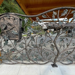 Handgeschmiedete Briefkästen, eingebettet in luxuriöse Zäune Handgeschmiedete Briefkästen, eingebettet in luxuriöse Zäune