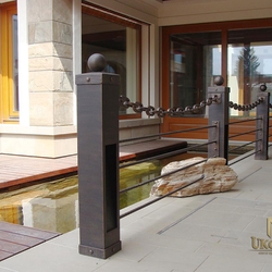 Modernes schmiedeeisernes Geländer mit Kette – Außengeländer für einen Familiensitz Modernes schmiedeeisernes Geländer mit Kette – Außengeländer für einen Familiensitz