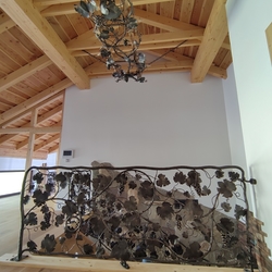 Handgeschmiedete Leuchte  mit Weinreben berwachsene Leiter in einem Familienhaus in Mhren 