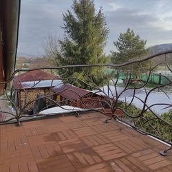 Luxuriöses Balkongeländer – handgeschmiedete Äste Luxuriöses Balkongeländer – handgeschmiedete Äste