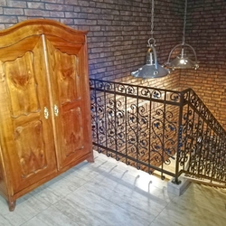 Komplett renovierte Pension, in der wir an der Erneuerung der mehrstöckigen Innentreppe teilgenommen haben. Komplett renovierte Pension, in der wir an der Erneuerung der mehrstöckigen Innentreppe teilgenommen haben.