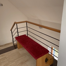 Treppen- und Galeriegeländer in einer griechisch-katholischen Kirche – Schmiedeeisernes Geländer mit Holzhandlauf Treppen- und Galeriegeländer in einer griechisch-katholischen Kirche – Schmiedeeisernes Geländer mit Holzhandlauf
