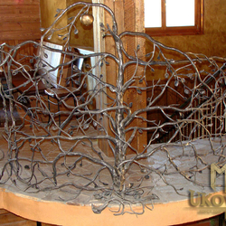 Geländer Baum – Kunstwerk „Die Versuchung“ – HAPPY END Jasná, Bar im Skigebiet Geländer Baum – Kunstwerk „Die Versuchung“ – HAPPY END Jasná, Bar im Skigebiet