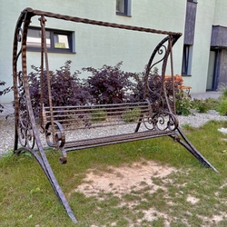 Schmiedeeiserne Hollywoodschaukel für den Außenbereich des Restaurants Schmiedeeiserne Hollywoodschaukel für den Außenbereich des Restaurants