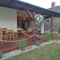 Terrasse des Einfamilienhauses mit Seilgeländer befestigt mit geschmiedeten Haltern - Gartenaccessoires Terrasse des Einfamilienhauses mit Seilgeländer befestigt mit geschmiedeten Haltern - Gartenaccessoires