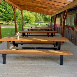 Tische und Bänke im volkstümlichen Stil auf der Caféterrasse Tische und Bänke im volkstümlichen Stil auf der Caféterrasse