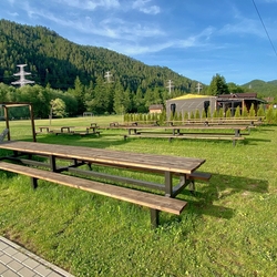 Gartenbänke und -tische für Veranstaltungen und Lager auf der Ranch in Krá¾ova Lehota Gartenbänke und -tische für Veranstaltungen und Lager auf der Ranch in Krá¾ova Lehota