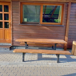 Außensitzgelegenheiten bei den Hütten für den sommerlichen Komfort der Gäste Außensitzgelegenheiten bei den Hütten für den sommerlichen Komfort der Gäste