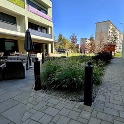 Außenbeleuchtung des Restaurants mit schmiedeeisernen Standlampen – Gartenleuchten Außenbeleuchtung des Restaurants mit schmiedeeisernen Standlampen – Gartenleuchten