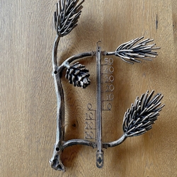 Geschmiedetes Gartenthermometer in Form eines Kieferzweiges Geschmiedetes Gartenthermometer in Form eines Kieferzweiges